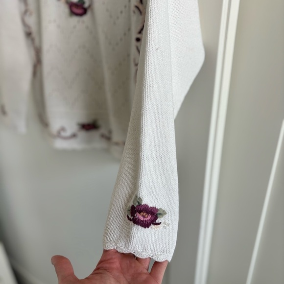 Handmade Vintage Women's Unique Floral Knit White Sweater Button Details Medium - Picture 6 of 10